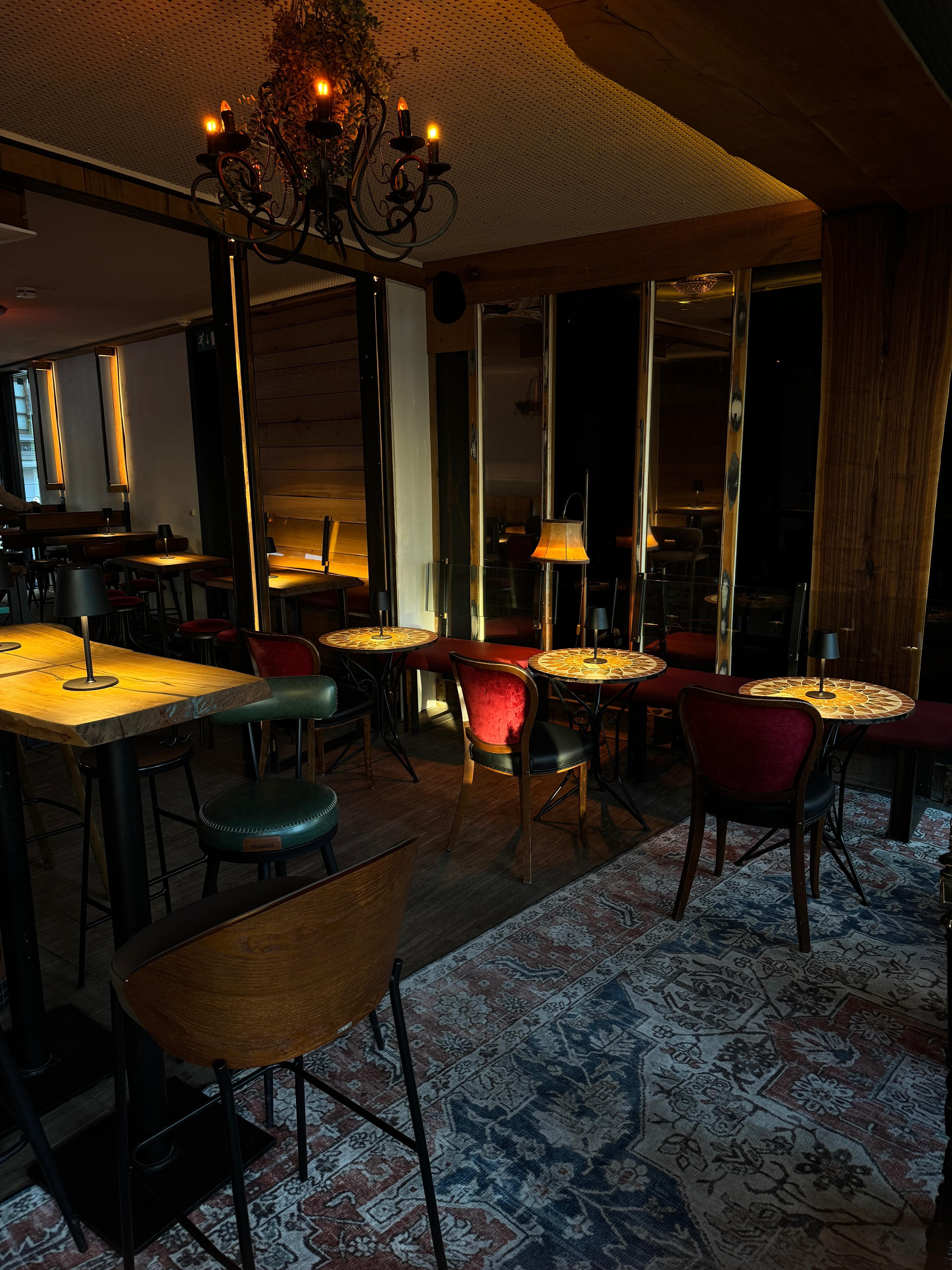 Gemütliche Bar-Atmosphäre in der Reisebar Altona bei Nacht