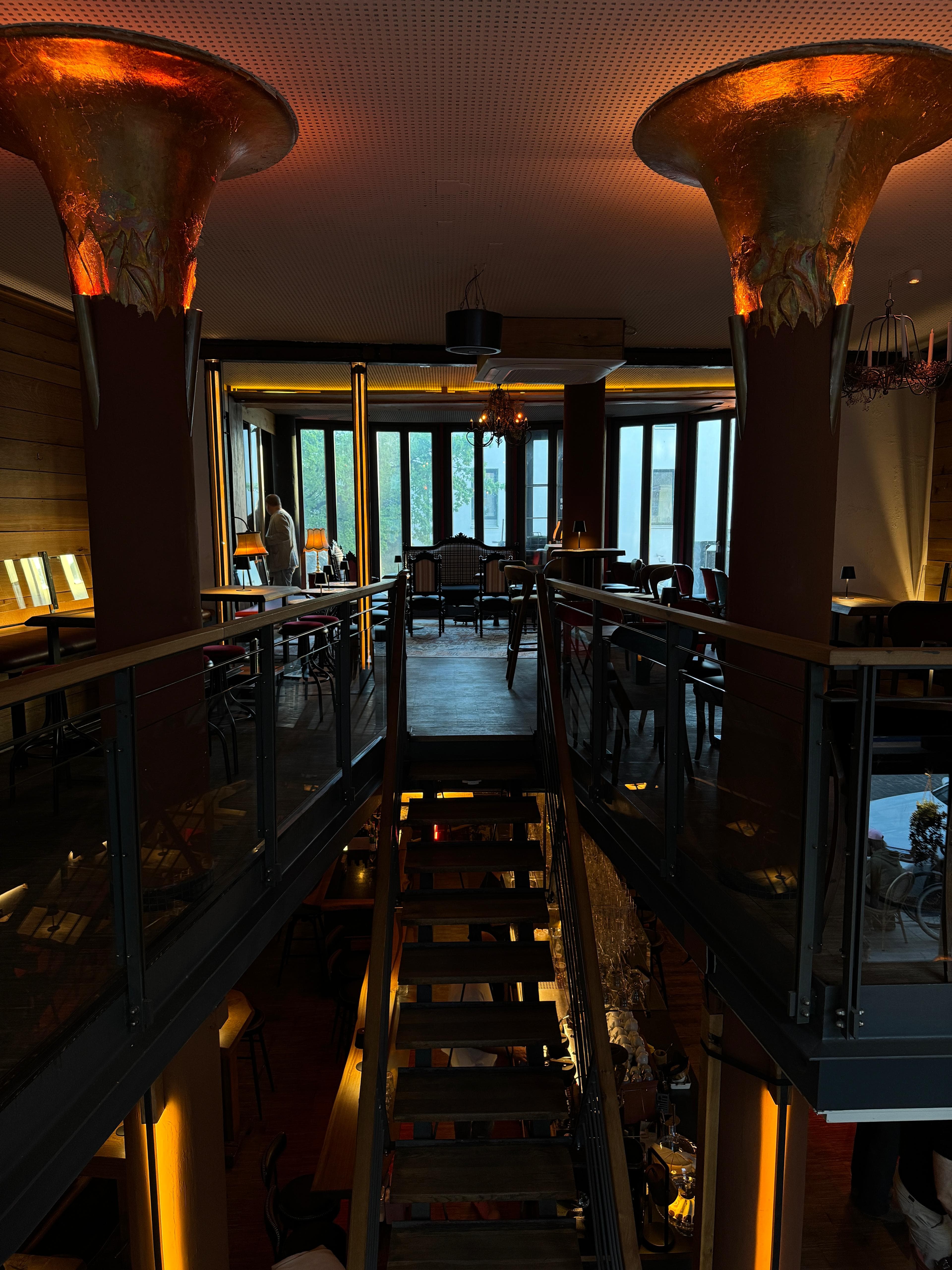 Warme Beleuchtung und Abendstimmung in der Bar Altona